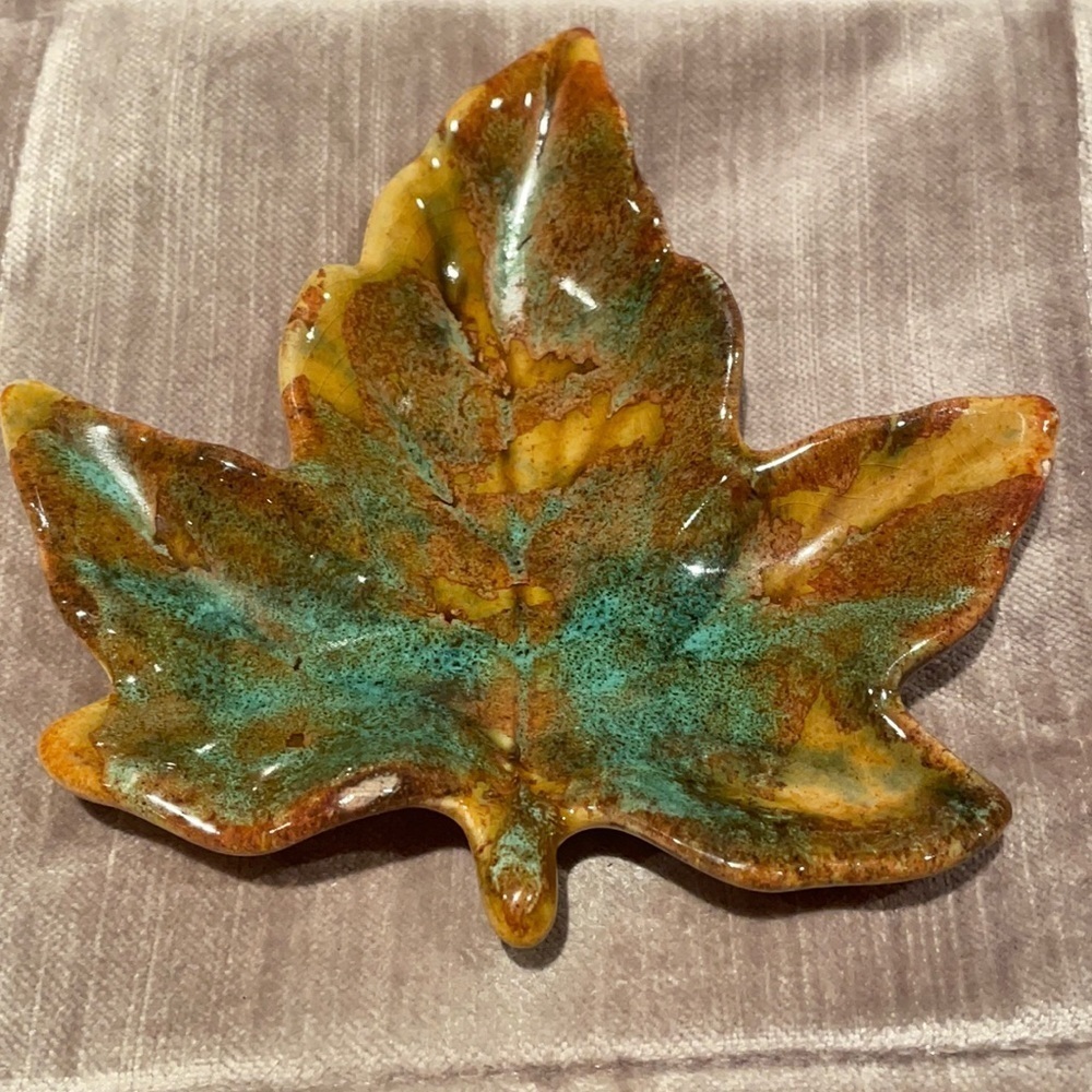 6 for $10 VINTAGE “Bermuda” Maple Leaf Dish